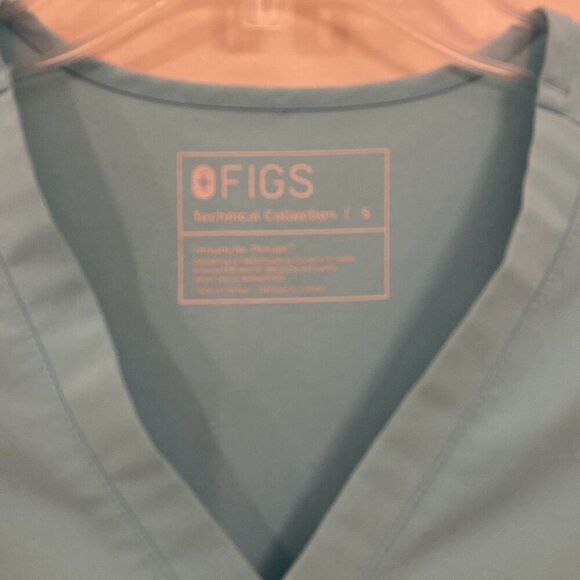 Figs scrub top size small - Picture 2 of 7